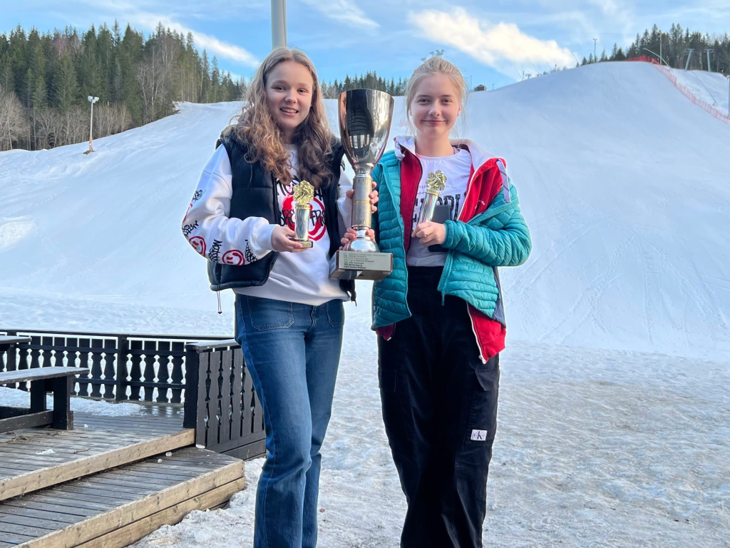 Vinner(e) Torill Fjellstad's Vandrepokal 2023. Ingrid Synnøve Wraalsen, Martine Herzog 
